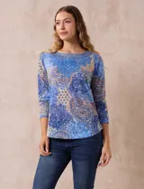 Blusa estampada marca Ruby Rd, de corte recto y mangas 3/4. Presenta aplique de crochet en el escote redondo y en la parte superior del frente.