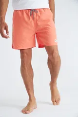 Bermuda de baño color salmón con cintura elástica ajustable con cordón.