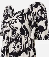 Vestido corto con estampado bicolor de flores y animales, escote corazón, mangas cortas acampanadas y falda con volados. Confeccionado en viscosa texturizada.