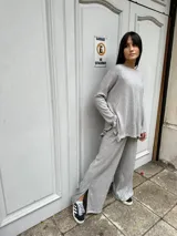 Pantalón de lanilla gris con lurex, corte palazzo y abertura lateral en el ruedo.