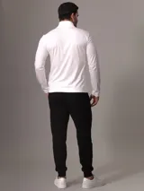 Remera blanca de manga larga Calvin Klein, con cuello alto y media cremallera.