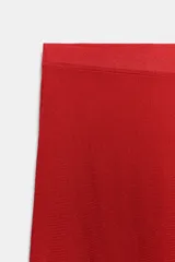 Falda larga de punto color rojo, con diseño evasé y cintura elástica.