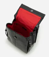 Mochila Satinato de poliuretano color negro, de diseño rectangular con solapa frontal, cierre magnético, bolsillos laterales con cierre y correas ajustables.