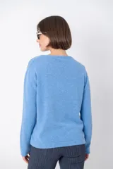Sweater celeste de tejido de punto liso, con cuello redondo y mangas largas.