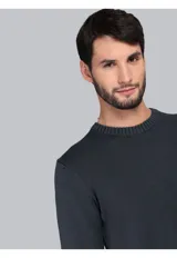 Sweater de punto con cuello redondo, diseño liso y puños y ruedo acanalados.