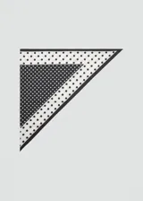 Pañuelo triangular de poliéster en color blanco y negro, con diseño estampado de lunares y bordes en contraste.