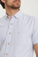 Camisa de manga corta a rayas verticales blancas y celestes, con cuello abotonado y bolsillo en el pecho.