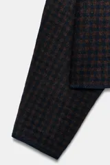 Jersey de punto corto con diseño de cuadros, cuello barco y mangas largas acampanadas.