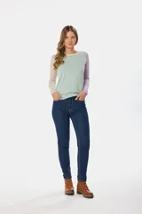 Pantalón de jean skinny de tiro medio, color celeste claro, con efecto desgastado y costuras en contraste.