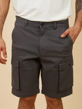 Bermuda de gabardina color gris con bolsillos laterales tipo cargo.