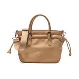 Cartera chica color camel, confeccionada en símil cuero con textura granulada. Cuenta con asas de mano fijas, correa larga de tela ajustable y desmontable, y detalles de cordones ajustables en los laterales. Incluye herrajes metálicos plateados y logo de la marca en la parte frontal.