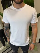 Remera de algodón de corte clásico y cuello redondo, con mangas cortas y diseño liso.