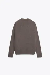 Jersey básico de cuello redondo y manga larga, confeccionado en una mezcla de cashmere y lana, con diseño de corte holgado y puños acanalados.