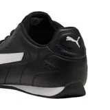 Championes Puma modelo Catch, de diseño deportivo en color rojo con detalles en negro, incluyendo la franja característica de la marca en el lateral y el logo en la puntera.