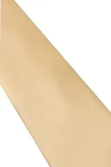 Corbata de 8 cm de ancho, confeccionada en tejido con textura fina, color beige.