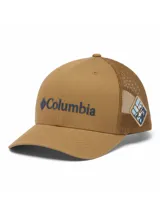 Gorro tipo trucker de la marca Columbia, color marrón con paneles traseros de malla para mayor ventilación. Presenta el logo de la marca bordado en el frente y un parche decorativo en el lateral.