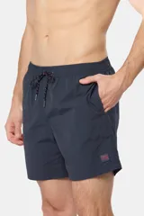 Short de baño negro liso, con cintura elástica y cordón regulable, dos bolsillos laterales y suspensor de malla fina.