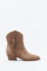 Bota texana de gamuza marrón, de caña baja, con diseño estilo western, flecos laterales decorativos y taco bajo inclinado.