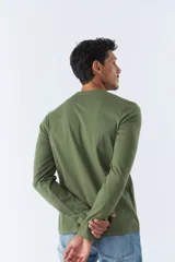 Remera de manga larga azul marino con logo 'mistral' estampado en el pecho. Corte recto y cuello redondo.