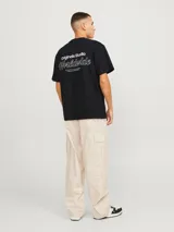 Remera negra de manga corta con cuello redondo y ajuste relaxed. Presenta un pequeño estampado tipográfico en el pecho con el texto "Originals Studio".