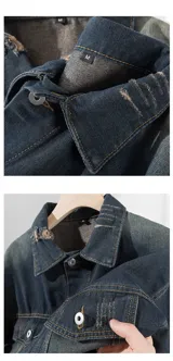 Campera de jean azul oscuro con corte boxy y efecto desgastado. Presenta detalles de roturas, cuello clásico, cierre frontal con botones metálicos y bolsillos de parche con solapa en el pecho.