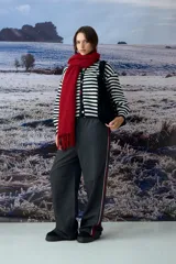 Cardigan de punto con diseño de rayas horizontales en blanco y negro, cuello redondo y cierre frontal con botones de colores.