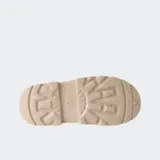 Bota tipo Chelsea de gamuza color marrón, con paneles laterales elásticos, lengüeta trasera y suela de plataforma dentada en tono crema.