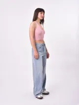 Top deportivo sin mangas color azul, de tejido acanalado y corte crop.