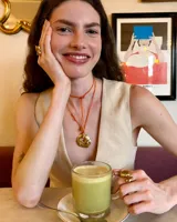 Anillo de diseño orgánico y macizo con forma irregular, elaborado artesanalmente en metal.