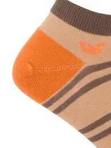 Calcetín corto de fibra de bambú con diseño de rayas horizontales en tonos marrón y beige, con talón y puntera en color naranja. Incluye logo de pato bordado en el lateral.