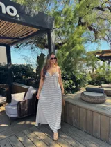 Vestido largo confeccionado en jersey con diseño de rayas horizontales en blanco y negro, escote en V y tirantes finos.