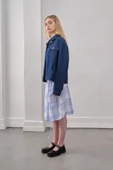 Falda midi marrón de poplin con cinturón negro.