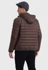 Campera acolchada reversible color bordó con interior gris, cierre frontal con cremallera, cuello alto y logo bordado en el pecho.