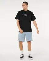 Remera negra de manga corta con cuello redondo y el logotipo de la marca "Rip Curl" estampado en blanco dentro de un óvalo en el centro del pecho.