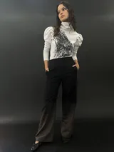 Remera blanca de algodón con cuello redondo y mangas largas abullonadas. Estampado abstracto en color cobre en el frente.