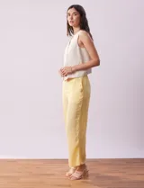 Pantalón capri amarillo de lino marca Zac & Rachel, con pretina elastizada, bolsillos delanteros y botones decorativos.