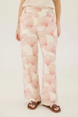 Pantalón de vestir de corte recto con estampado de abanicos color terracota sobre fondo blanco.