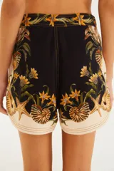 Short de corte holgado y tiro medio, confeccionado en sarga de algodón, con diseño estampado de inspiración marina y costuras en contraste.