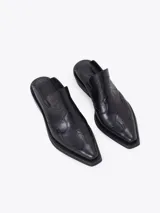 Zueco estilo western de cuero vacuno negro, con bordados decorativos en la capellada, punta cuadrada y taco bajo cuadrado.