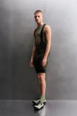 Musculosa técnica de Zara Athleticz, diseñada como primera capa, confeccionada en tejido elástico con textura microperforada, transpirable y termorreguladora, con cuello redondo y diseño sin costuras.