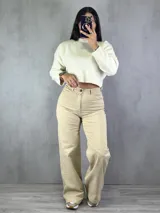 Pantalón de jean color beige, corte wide leg.