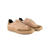 Sneaker de cuero en tonos taupe y verde oliva, con diseño de paneles, cordones al tono y suela de goma plana.