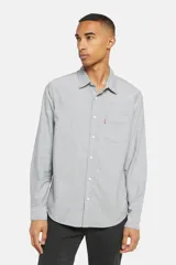 Camisa de hombre Levi's de manga larga color gris claro, con cuello clásico, cierre con botones y bolsillo en el pecho. Corte estándar.