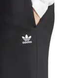 Pantalón deportivo adidas de corte wide leg, color negro, con cintura elástica y logo de la marca bordado en la pierna izquierda.
