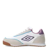 Championes urbanos Umbro modelo Lane Lady, color blanco con detalles en gamuza beige, vivos en celeste y logo lateral en violeta. Presentan suela de goma color caramelo con diseño dentado.