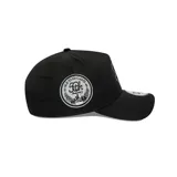 Gorra New Era modelo 9Forty de los Chicago White Sox, color negro, con diseño curvo clásico, logotipo del equipo bordado en el frente y parche conmemorativo lateral.