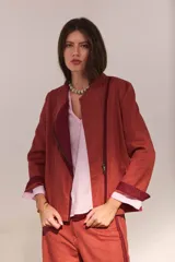 Chaqueta de lino lavado color blanco, con cuello mao, cierre metálico diagonal y detalles en contratono.