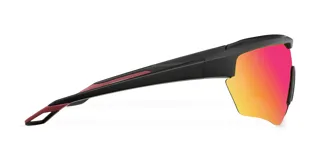 Lentes de sol estilo deportivo tipo pantalla con montura de policarbonato negro y lentes reflectantes con degradado de rojo a amarillo.