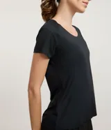 Remera deportiva de microfibra color blanco, con cuello redondo, mangas cortas y paneles laterales con perforaciones para mayor ventilación.