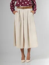 Falda midi de corte clásico confeccionada en corderoy, con cintura elastizada, diseño de tablas y bolsillos laterales. Incluye un cinturón desmontable en color marrón.